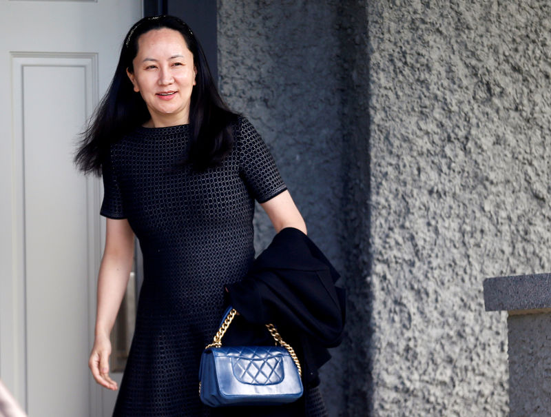 © Reuters. FILE PHOTO: Huawei's Financial Chief Meng Wanzhou leaves her family home in Vancouver
