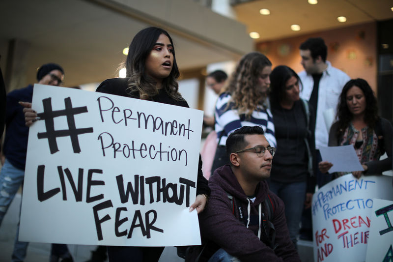 © Reuters. FILE PHOTO: People protest to call for a new DREAM Act to replace DACA in Los Angeles