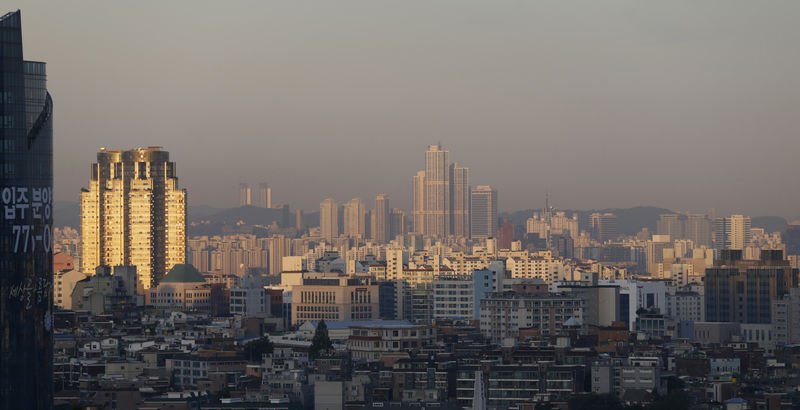 © Reuters. FILE PHOTO: The skyline of central Seoul is seen during sunrise in Seoul