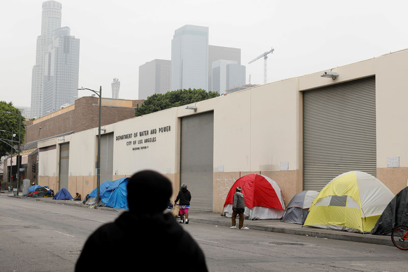 © Reuters. Tents and tarps erected by homeless people are shown along the sidewalks in the skid row area of downtown Los Angeles, California