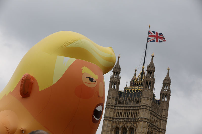 © Reuters. Globo gigante que representa como un bebé al presidente de EEUU, Donald Trump, flota durante manifestaciones en Londres