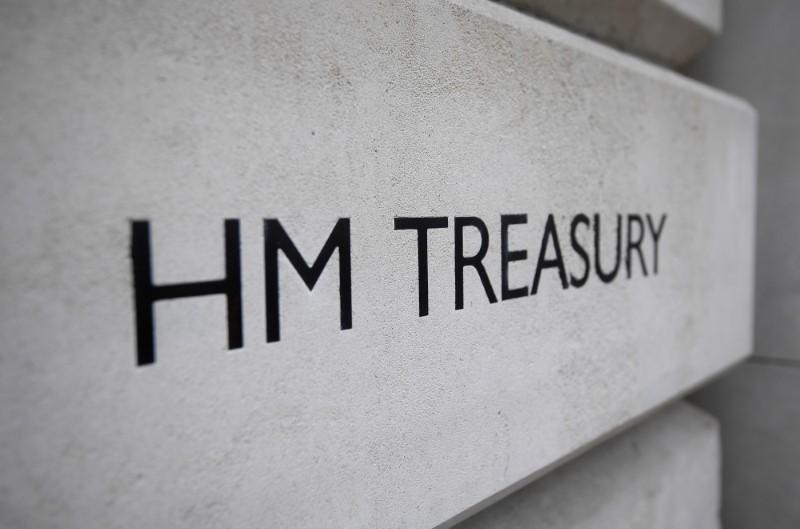 © Reuters. Signage is seen on the outside of the Treasury building in London, Britain