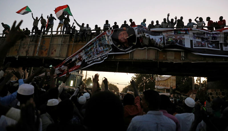 © Reuters. رئيس المجلس العسكري السوداني يبدي استعداده لاستئناف المحادثات وعدد القتلى يصل إلى 60