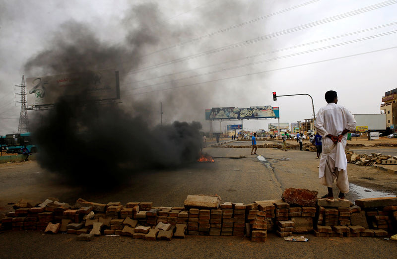 © Reuters. Jefe militar de Sudán ofrece diálogo mientras muertos por protestas suben a 60