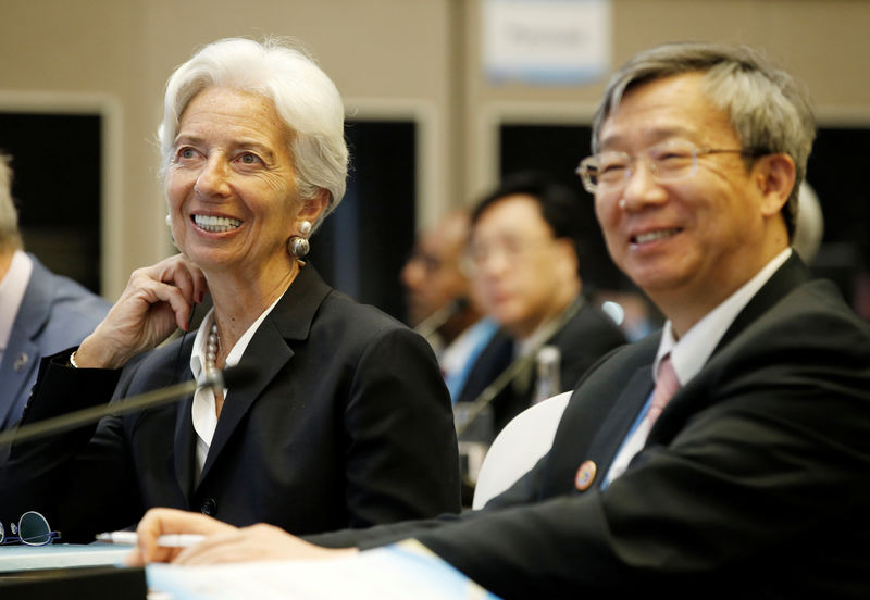 © Reuters. Diretora-gerente do FMI, Christine Lagarde, e presidente do banco central da China, Yi Gang, durante evento em Pequim
