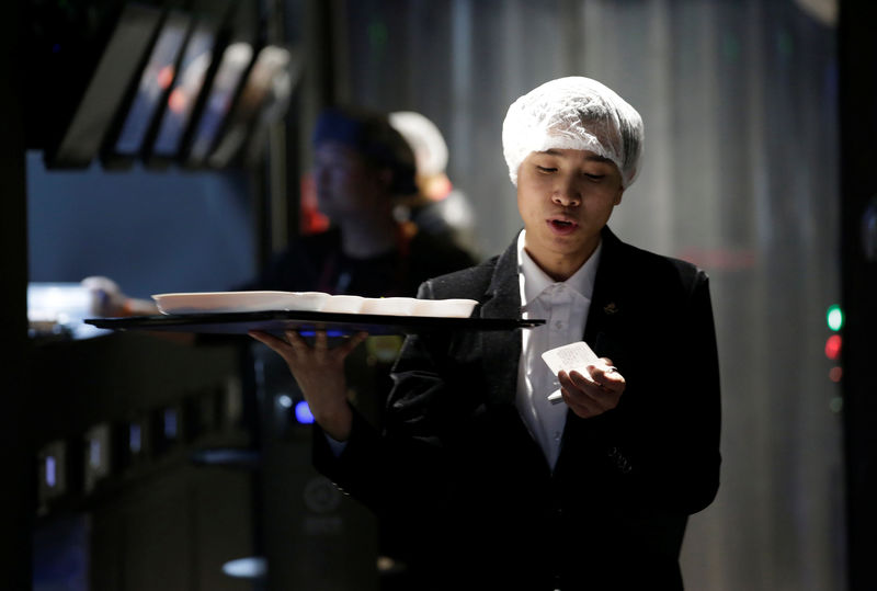 © Reuters. Garçom trabalha em restaurante em Pequim, na China