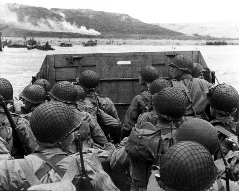 © Reuters. Tropas del ejército de EEUU en una lancha de desembarco LCVP se acercan a la playa "Omaha" de Normandía el Día D en Colleville Sur-Mer