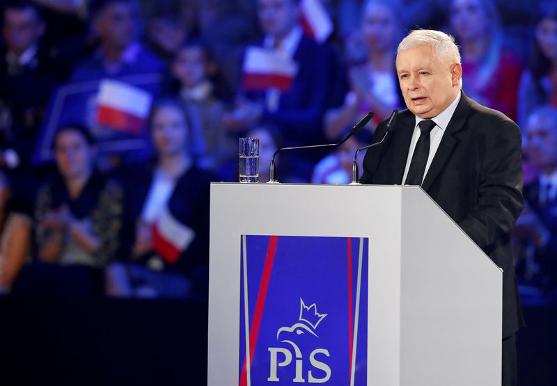© Reuters. Jaroslaw Kaczynski, líder del partido Ley y Justicia de Polonia (PiS), durante una convención del partido antes de las elecciones de la UE en Cracovia