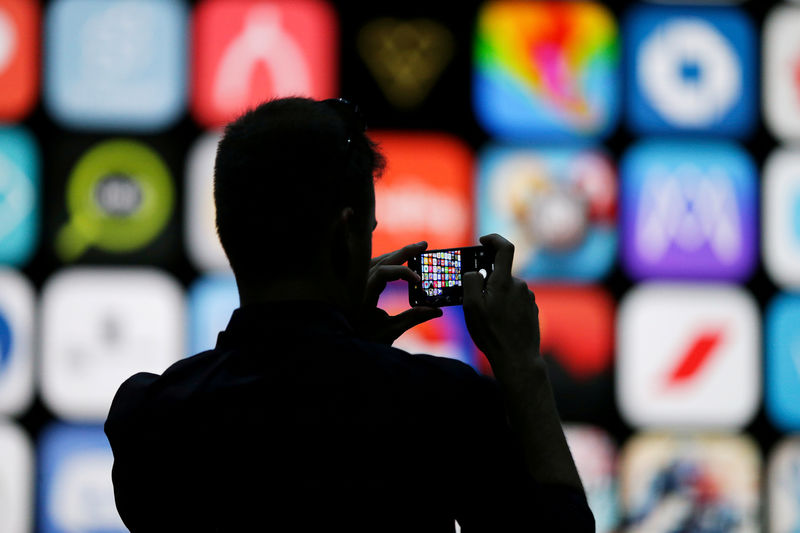 © Reuters. Homem tira foto com seu iPhone X