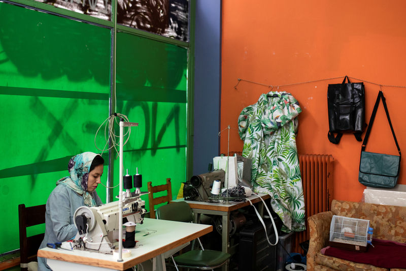 ÎÏοÏÎλεÏμα εικÏÎ½Î±Ï Î³Î¹Î± Turning boats into bags, refugee stitches together life in Greece