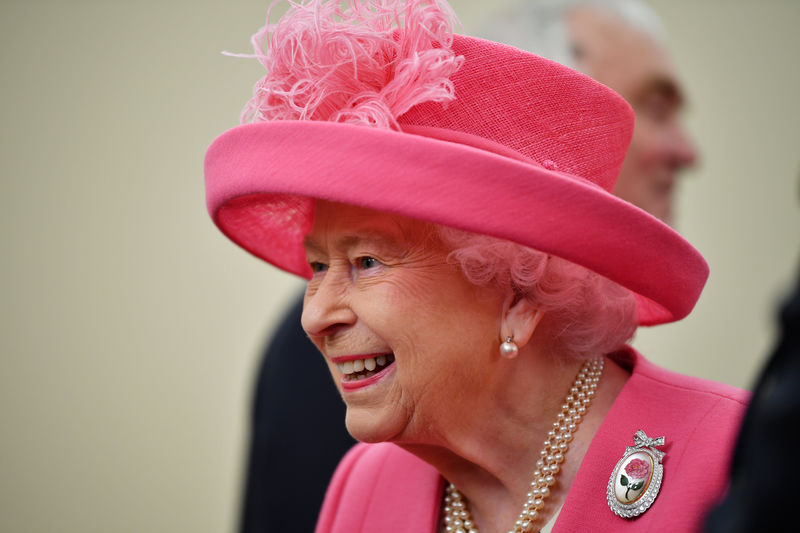© Reuters. الملكة إليزابيث تشكر قدامى المحاربين في ذكرى يوم الإنزال
