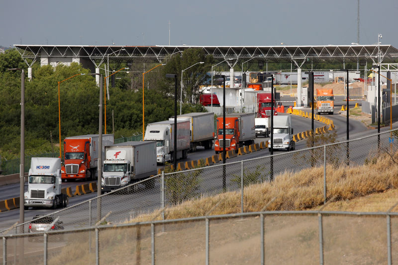 © Reuters. Trucks cross the borderline into the U.S. before border customs control at the World Trade Bridge, as seen from Laredo