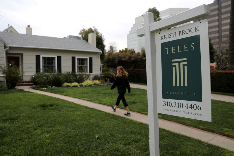 © Reuters. FILE PHOTO: A home for sale is seen in Santa Monica