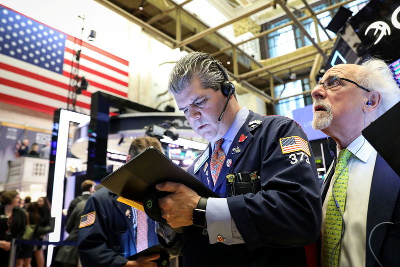 © Reuters. Traders work on the floor at the NYSE in New York