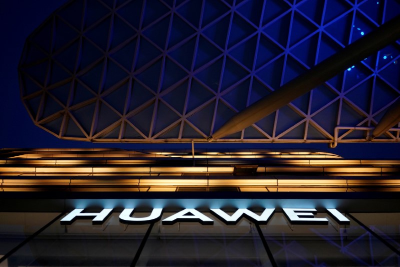© Reuters. FILE PHOTO: A Huawei company logo is seen at a shopping mall in Shanghai