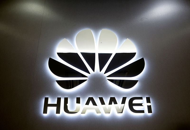 © Reuters. FILE PHOTO: The logo of Huawei is pictured at a mobile phone shop in Singapore