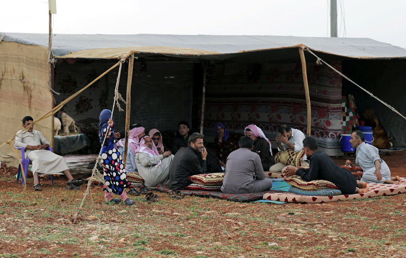 © Reuters. فرحة العيد تغيب عن النازحين السوريين في العام الثامن للحرب