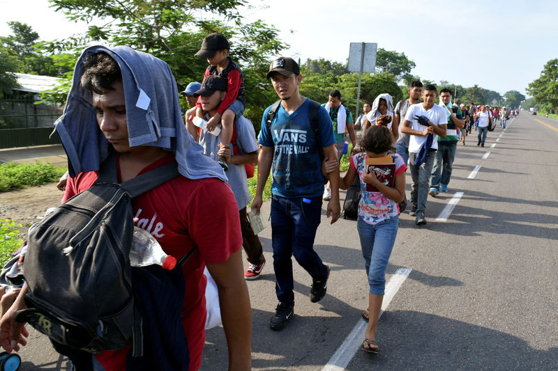 © Reuters. Migrantes da América Central que viajam a pé para os Estados Unidos passam por Ciudad Hidalgo, no Estado de Chiapas, no México