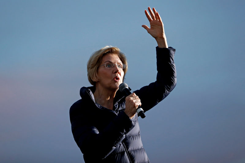 © Reuters. FILE PHOTO: 2020 Democratic presidential candidate U.S. Sen. Elizabeth Warren speaks during a town hall event at Laney College prior to the California Democratic Convention in Oakland, California