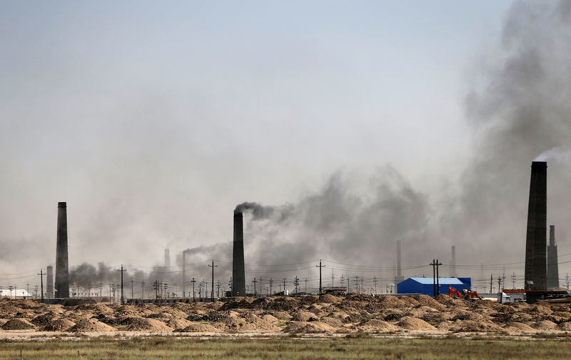 © Reuters. حرق القمامة ودخان المصانع يخنق العراقيين