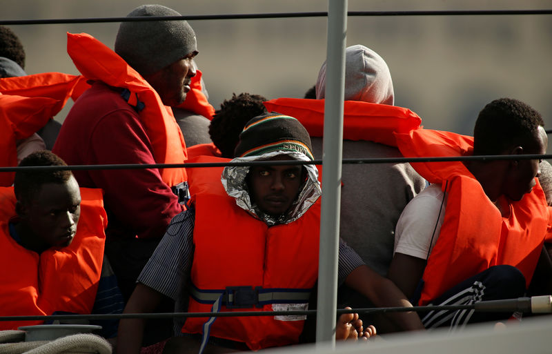 © Reuters. Migrantes em barco das Forças Armadas de Malta antes de desembarcar no porto de Valletta, em Malta