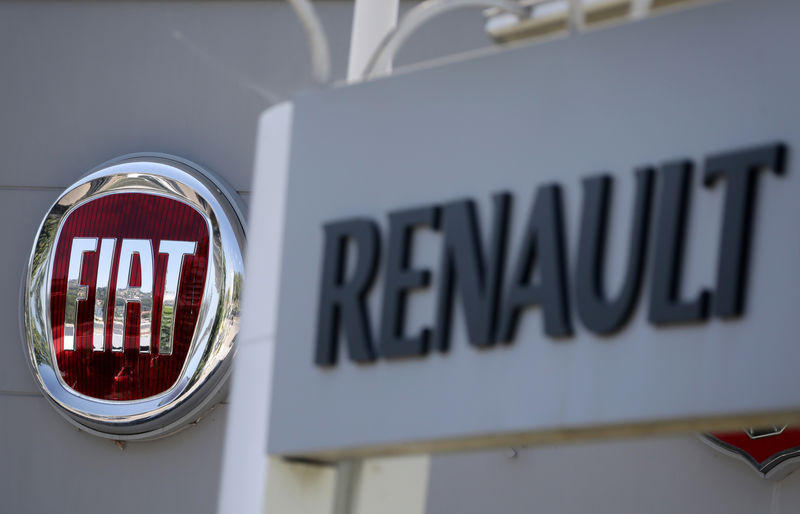 © Reuters. The logos of Renault and Fiat carmakers are seen in Nice