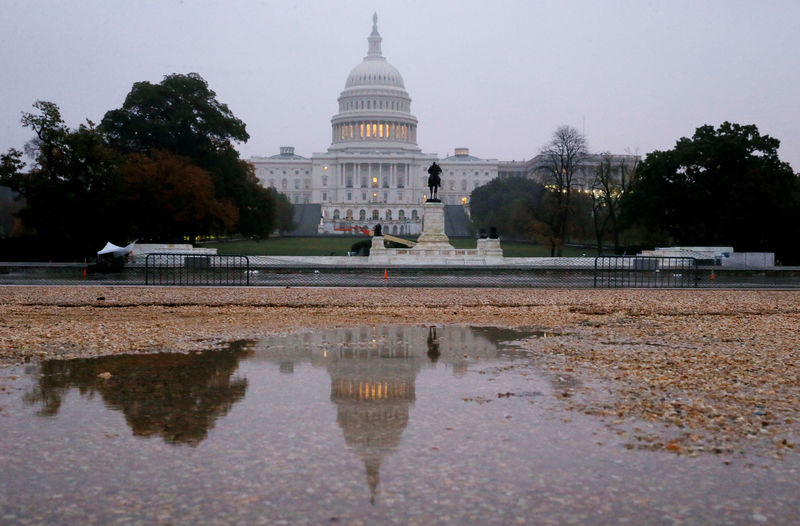 © Reuters. FILE PHOTO: U.S. Capitol building on the morning of the 2018 U.S. midterm election in Washington