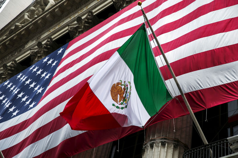 © Reuters. Bandeira do México perto de uma grande bandeira dos Estados Unidos em frente à Bolsa de Valores de Nova York