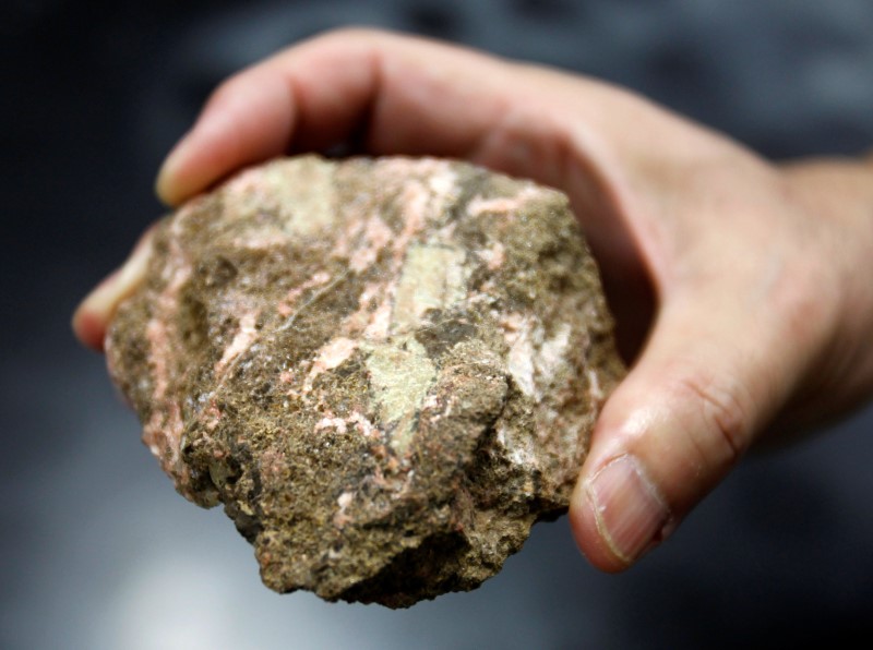 © Reuters. FILE PHOTO: A bastnaesite mineral containing rare earth is pictured in Tokyo