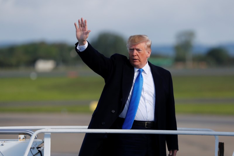 © Reuters. Donald Trump en el aeropuerto de Shannon, Irlanda, el 6 de junio de 2019