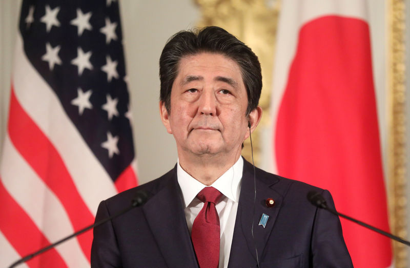 © Reuters. متحدث: حكومة اليابان ترتب لزيارة رئيس الوزراء لإيران قريبا