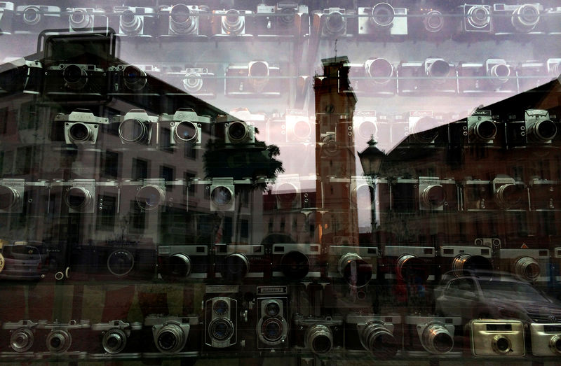 © Reuters. Vintage cameras are on decorative display in the shop window of a photo studio in Altenburg