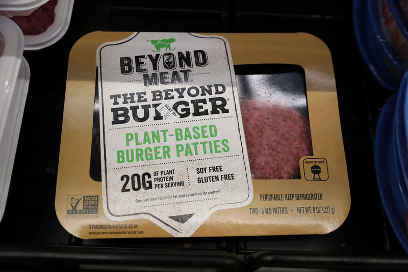 © Reuters. A Beyond Meat Burger is seen on display at a store in Port Washington, New York