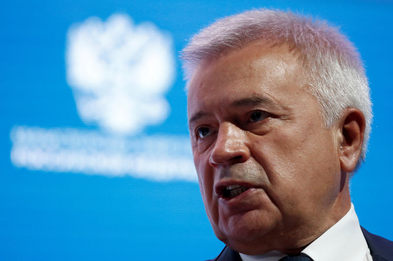 © Reuters. FILE PHOTO: Lukoil CEO Alekperov attends a session of the Russian Energy Week international forum in Moscow