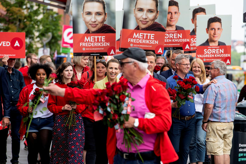 © Reuters. La líder de la oposición Mette Frederiksen de los socialdemócratas daneses con votantes durante las elecciones generales en Aalborg