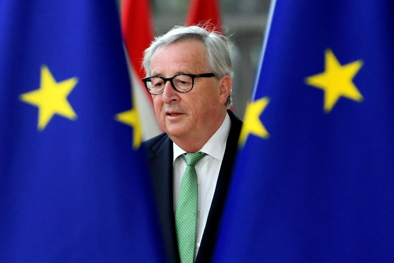 © Reuters. El presidente de la Comisión Europea, Jean-Claude Juncker, llega a la cumbre de líderes de la UE en Bruselas después de las elecciones al Parlamento Europeo para elegir al nuevo dirigente del Ejecutivo comunitario durante los próximos cinco años