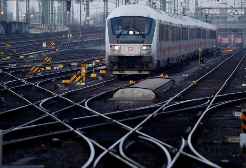 © Reuters. FILE PHOTO: A locomotive engine of German railway Deutsche Bahn is seen at the main train station in Frankfurt