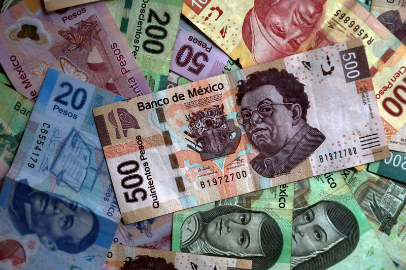 © Reuters. FILE PHOTO: Mexican pesos are seen in this picture illustration