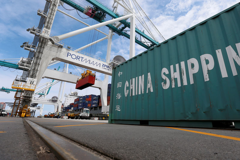 © Reuters. A ship is unloaded using Super Post Panamax cranes in Miami