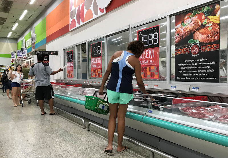 © Reuters. Customers shop at a supermarket in Rio de Janeiro