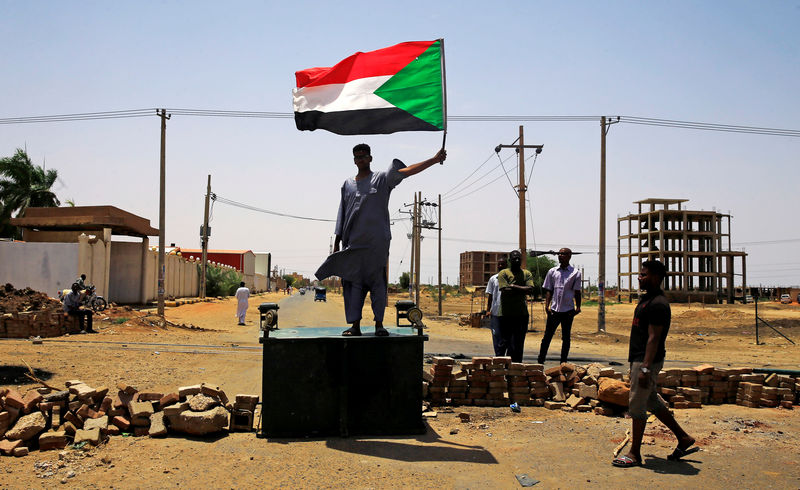 © Reuters. Manifestante sudanês em barricada durante protesto em Cartum, no Sudão