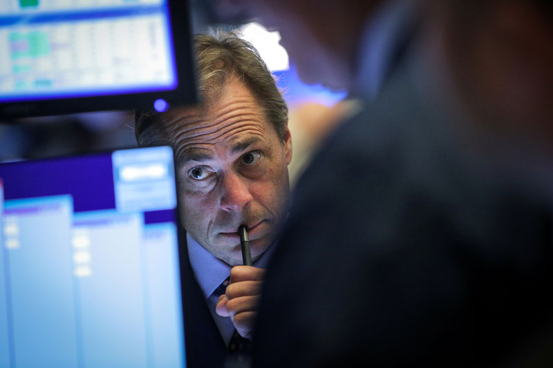 © Reuters. FILE PHOTO: Traders work on the floor at the NYSE in New York