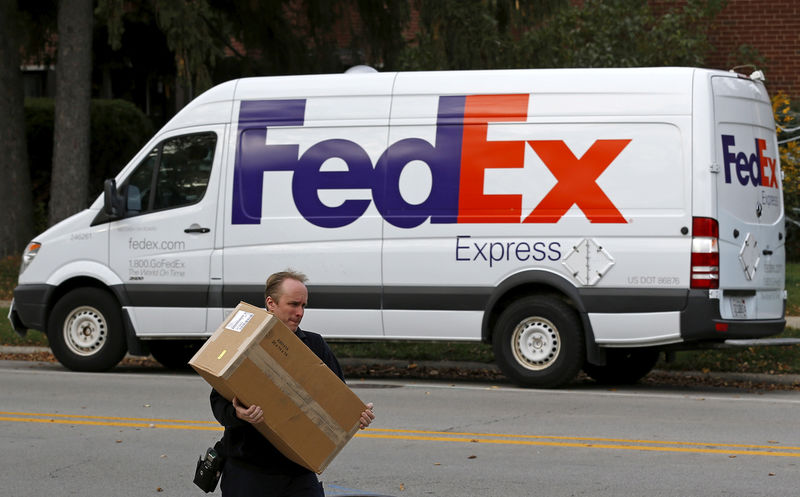 © Reuters. FILE PHOTO: A FedEx delivery worker carries a package for a delivery in Wilmette