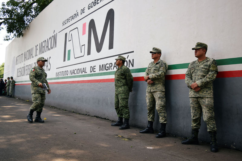 © Reuters. Soldiers assigned to the newly created National Guard keep watch outside the Siglo XXI immigrant detention center as part of the security measures by the federal government, in Tapachula