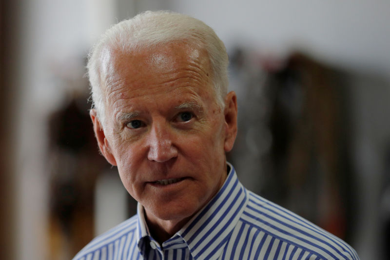 © Reuters. Democratic 2020 U.S. presidential candidate Biden tours the Plymouth Area Renewable Energy Initiative in Plymouth