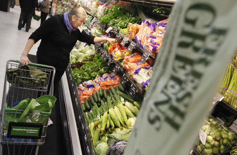 © Reuters. A shopper looks through the produce section in a  newly opened Walmart Neighborhood Market in Chicago