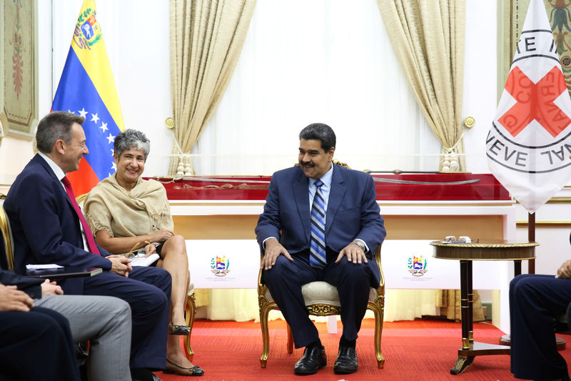 © Reuters. Imagen de archivo del presidente de Venezuela, Nicolás Maduro, y el presidente del Comité Internacional de la Cruz Roja (ICRC), Peter Maurer, hablando durante una reunión en el Palacio de Miraflores en Caracas