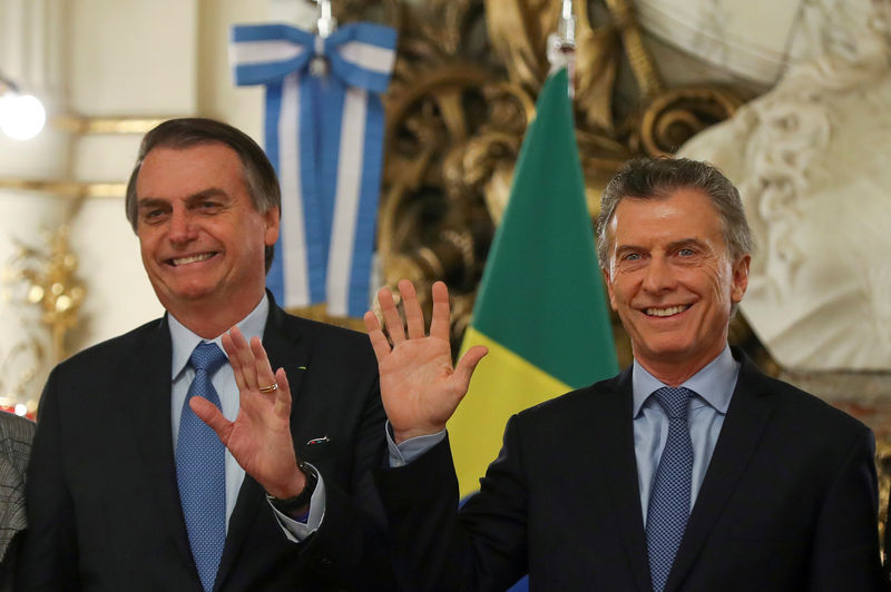 © Reuters. El presidente de Argentina, Mauricio Macri, y el mandatario de Brasil, Jair Bolsonaro, posan para una fotografía en la Casa Rosada en Buenos Aires