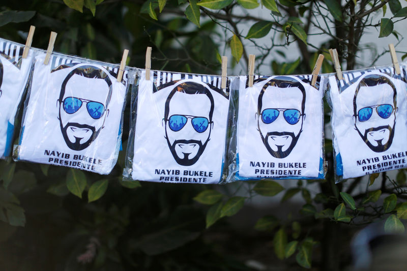 © Reuters. IMAGEN DE ARCHIVO. Camisetas con la imagen del presidente de El Salvador, Nayib Bukele, durante un acto de campaña en Nuevo Cuscatlán