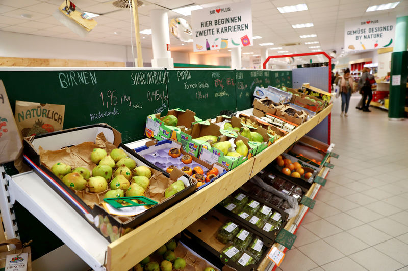 © Reuters. FILE PHOTO: Vegetables are pictured at Sir Plus supermarket for surplus in Berlin